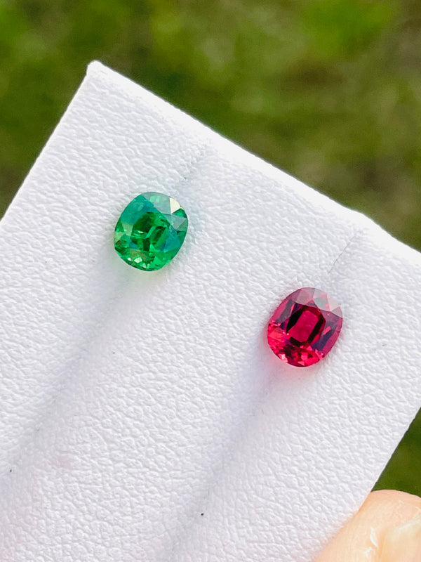 对 1.71 克拉天然尖晶石沙弗莱石宝石裸石生动绿色红色 WB 宝石 C016