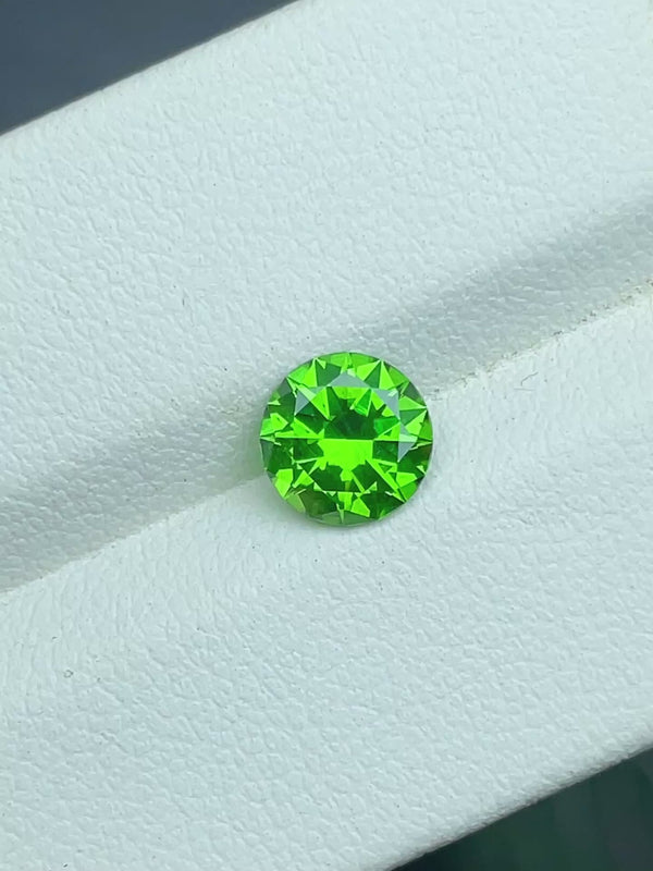 1,33 ct natürlicher Demantoid-Edelstein aus Russland, loser Stein, lebendige grüne Farbe, Diamantschliff, saubere Klarheit bei leichtem Schachtelhalm, WB Gem DMR03