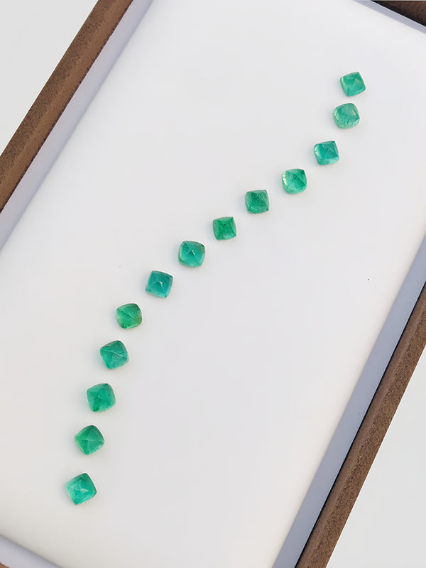 一套 2 至 10 克拉天然祖母绿宝石凸圆面宝石干净的清晰度和透明的品质光泽赞比亚 WB 宝石 EMF01 